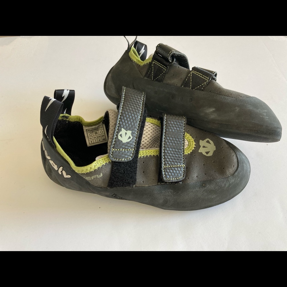 Evolv Defy climbing shoes, M size 8 RUNS SMALL!